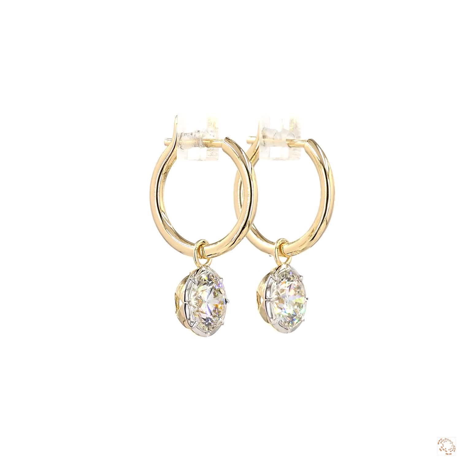 3.04 Ct The slim white metal border encircling the round diamond blends seamlessly with the stone's edges, visually enhancing its size and brilliance