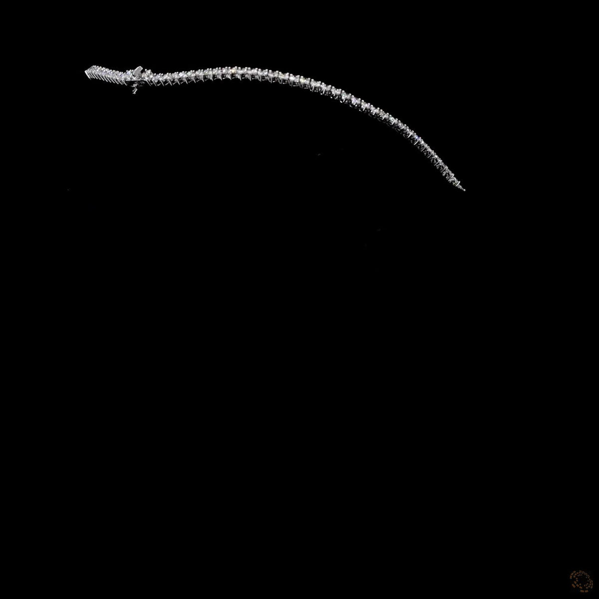 29.08 Ct Accentuate your neckline with this graduated round-cut diamond tennis necklace
