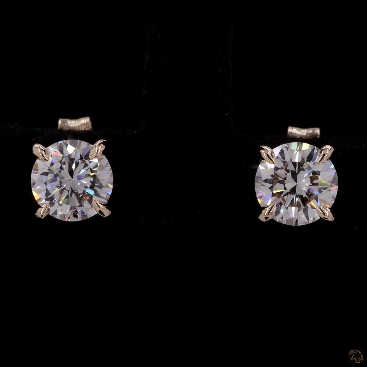 1.4 Ct Ideal for a primary lobe piercing paired with smaller minimalist huggies, flat-back labrets, or delicate cuffs in upper piercings
