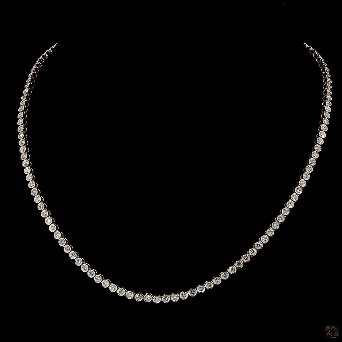 6.39 Ct Warm luxury meets bold brilliance in this graduated round-cut diamond tennis necklace