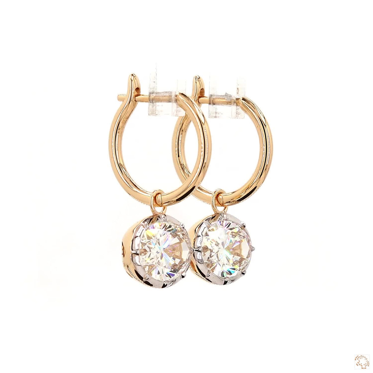 6.15 Ct Modern elegance with a luxury two-tone accent, featuring geometric structure and kinetic dangle movement