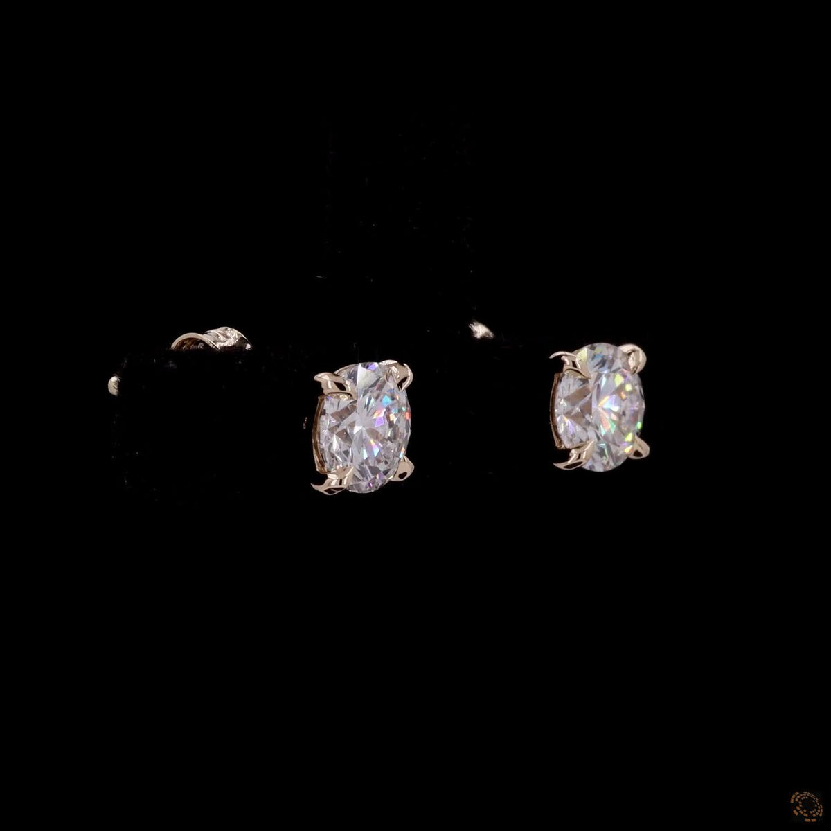 1.4 Ct Ideal for a primary lobe piercing paired with smaller minimalist huggies, flat-back labrets, or delicate cuffs in upper piercings