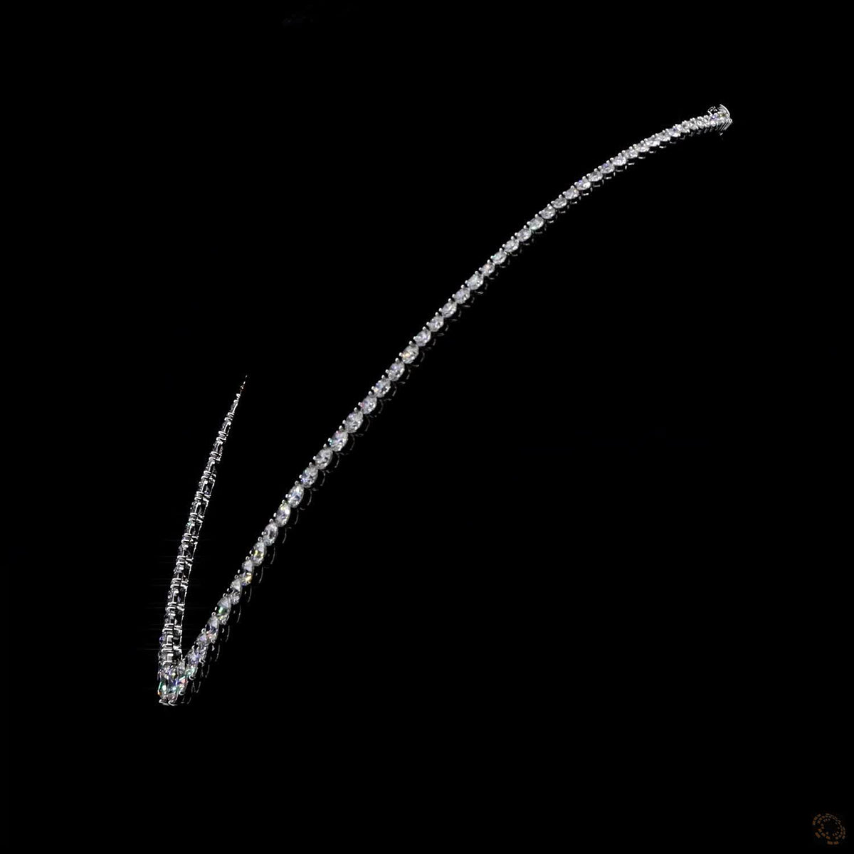 29.08 Ct Accentuate your neckline with this graduated round-cut diamond tennis necklace