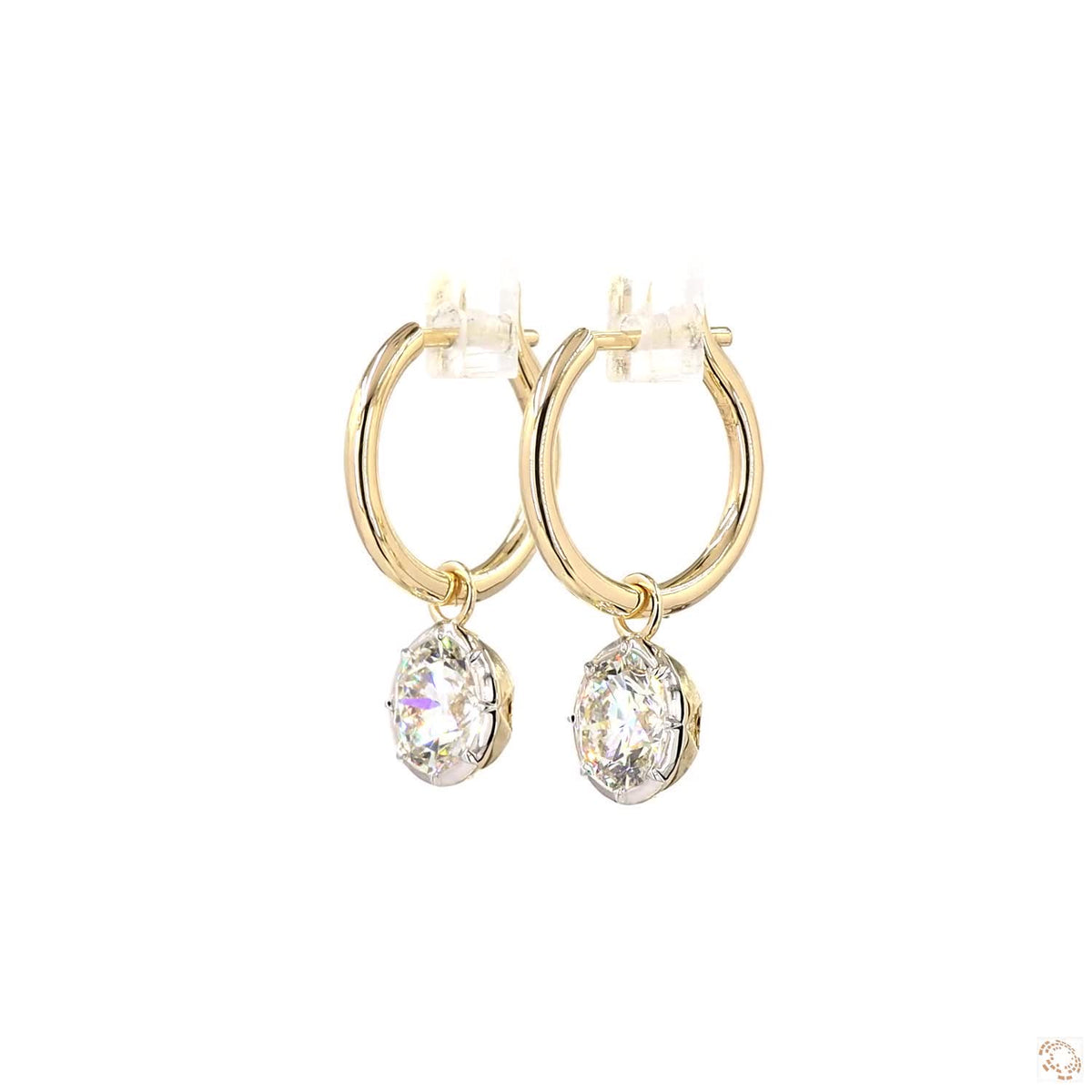 3.04 Ct The slim white metal border encircling the round diamond blends seamlessly with the stone's edges, visually enhancing its size and brilliance
