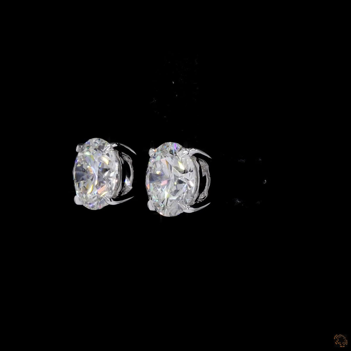 7.17 Ct Sleek, micro-claw prongs taper subtly over the edges of the stone, providing maximum security with minimal metal coverag
