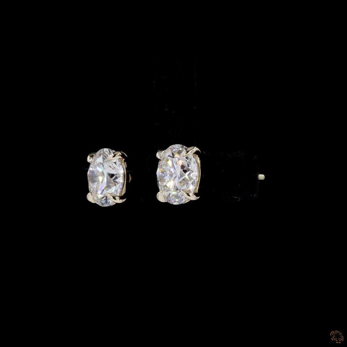 4.12 Ct Classic 4-Prong Basket Setting with split-claw prong detailing