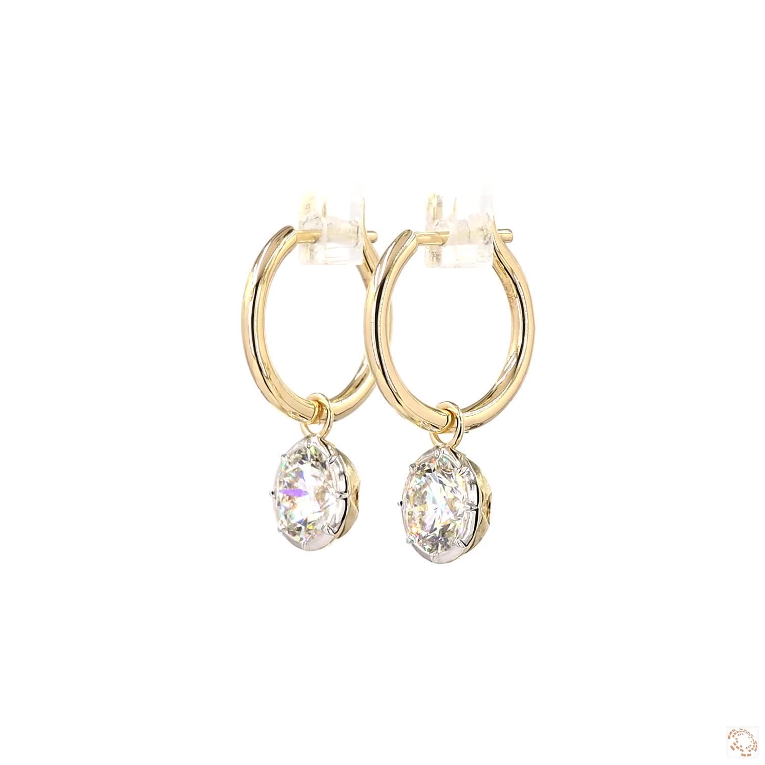 3.04 Ct The slim white metal border encircling the round diamond blends seamlessly with the stone's edges, visually enhancing its size and brilliance