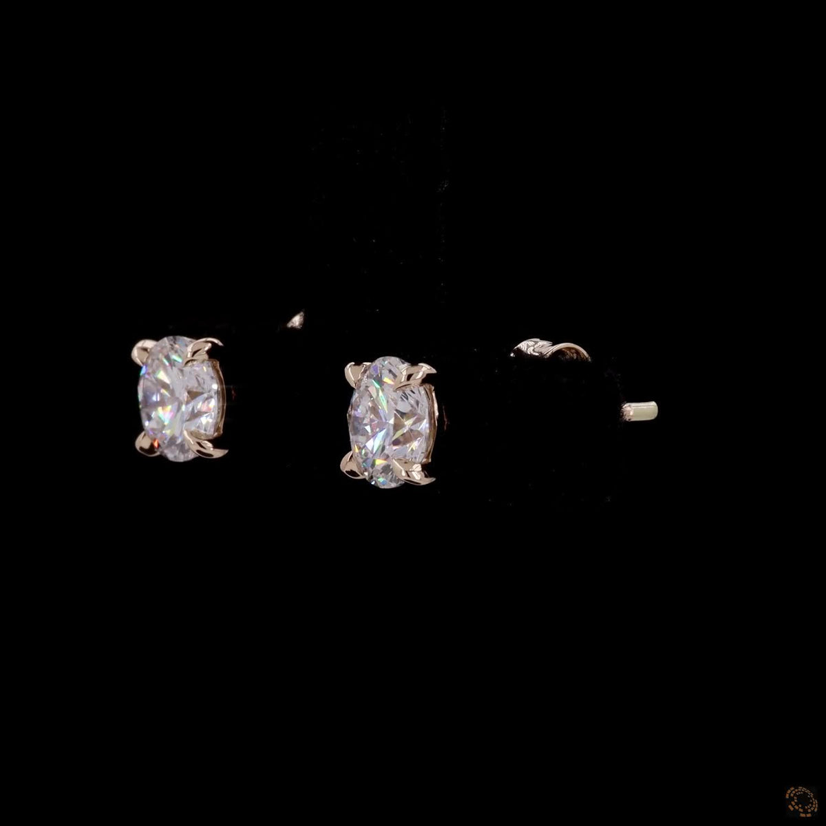 1.4 Ct Ideal for a primary lobe piercing paired with smaller minimalist huggies, flat-back labrets, or delicate cuffs in upper piercings