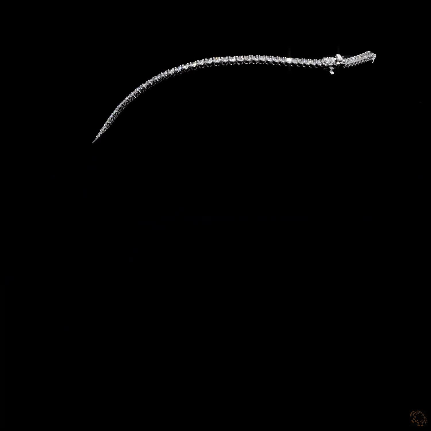 29.08 Ct Accentuate your neckline with this graduated round-cut diamond tennis necklace