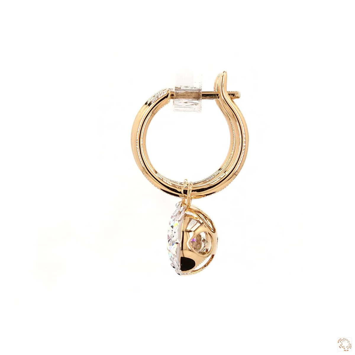 6.15 Ct Modern elegance with a luxury two-tone accent, featuring geometric structure and kinetic dangle movement