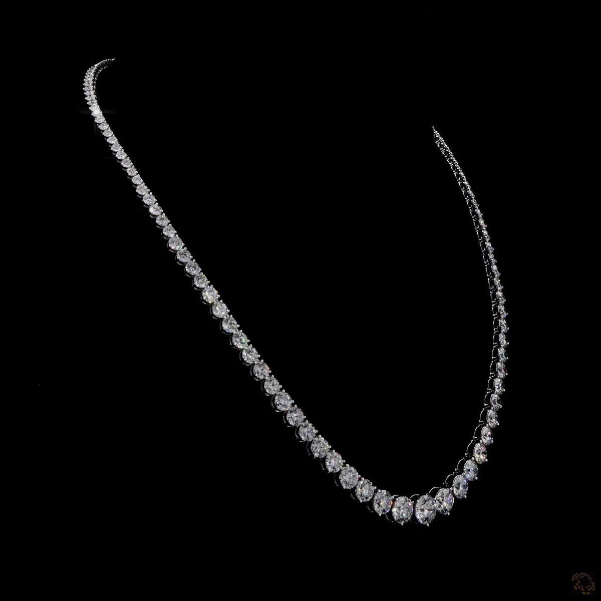 29.08 Ct Accentuate your neckline with this graduated round-cut diamond tennis necklace